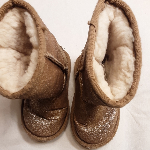 UGG - Picture 2 of 6